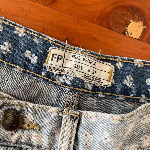 Free People, mini shorts, cute little white flower pattern, distressed - Picture 2 of 8